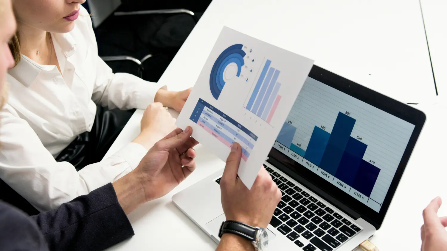 Nahaufnahme der Hand eines Geschäftsmannes beim Analysieren eines Diagramms