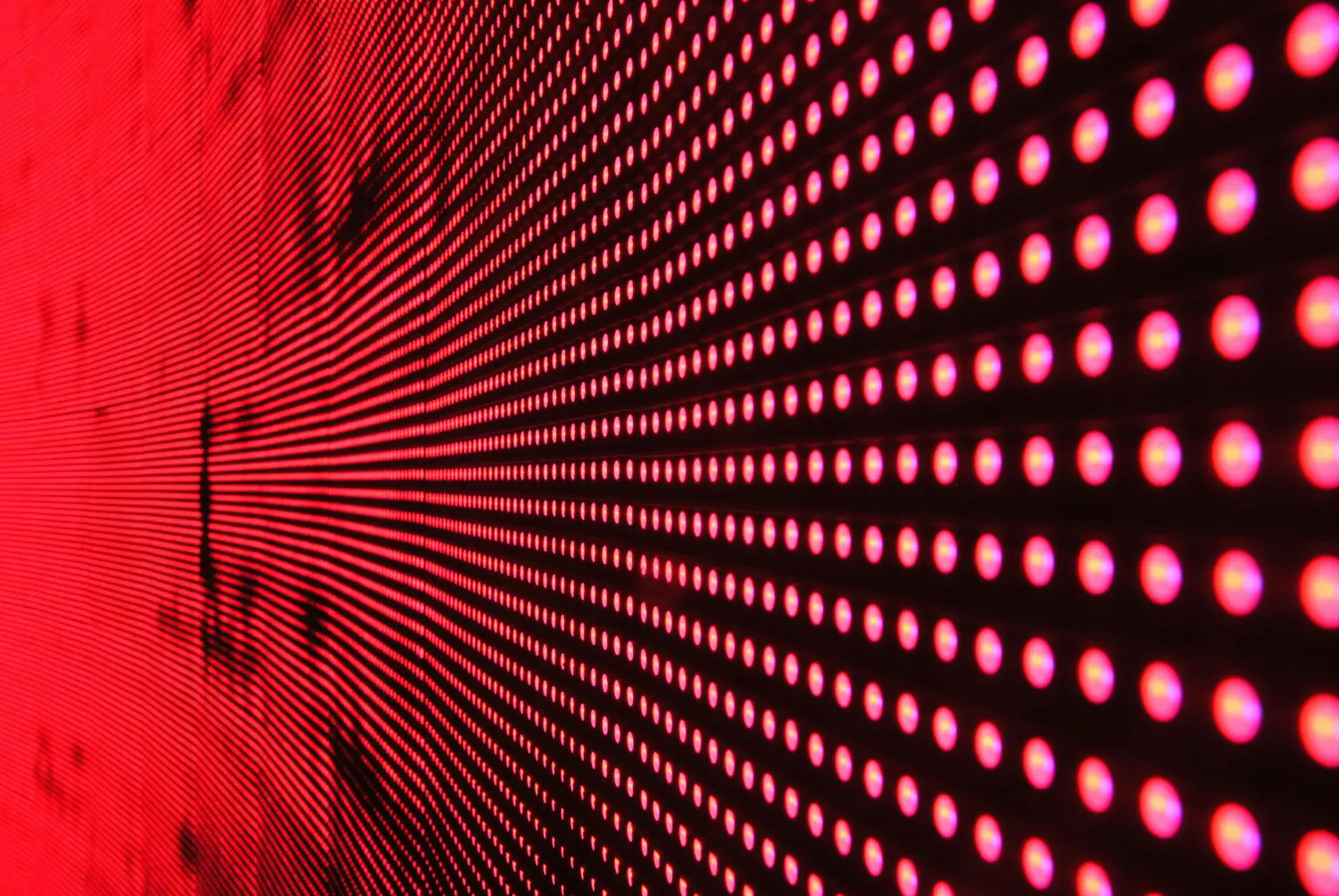 Nahaufnahme eines LED-Panels mit rotem Licht