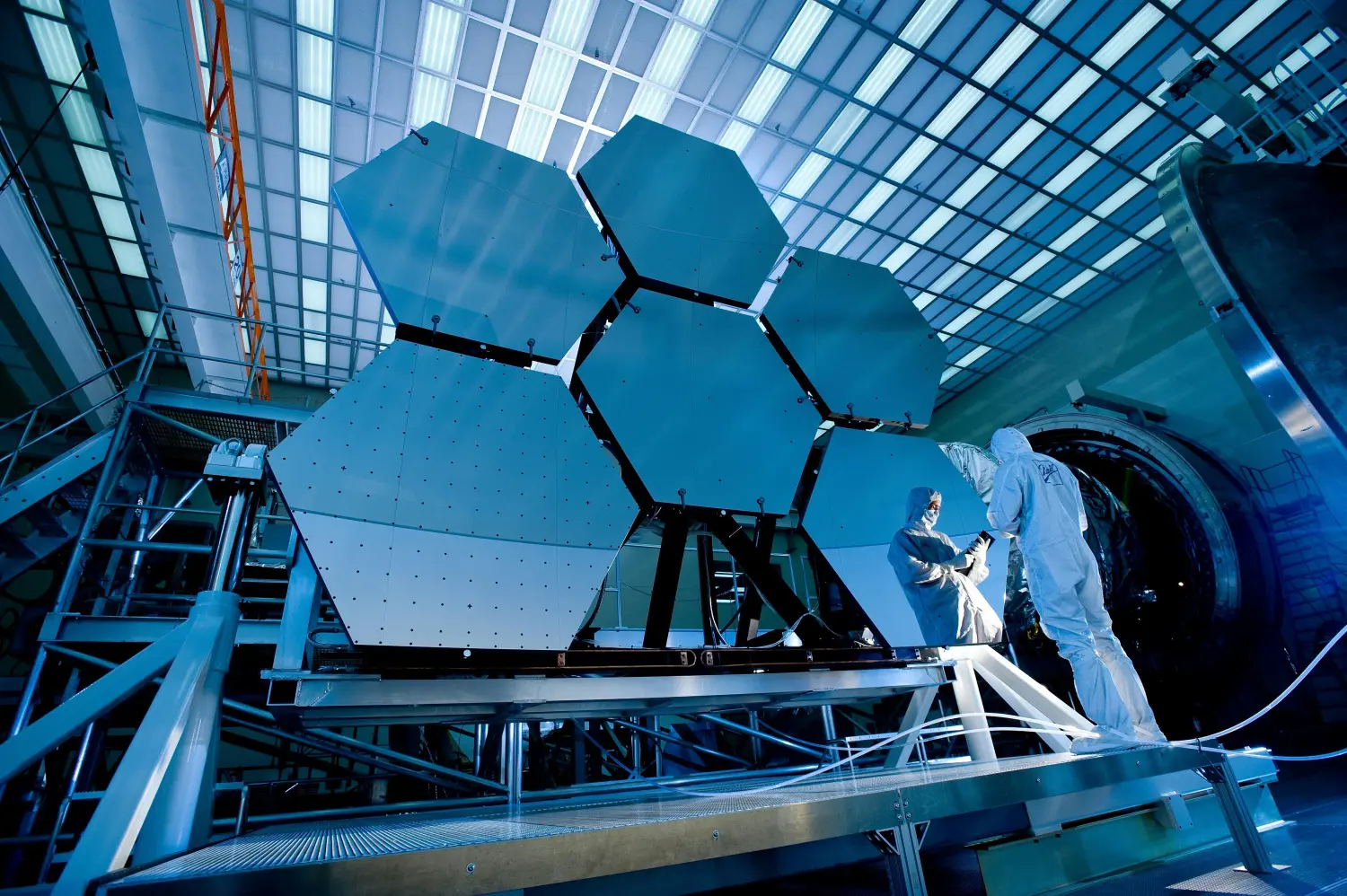 Ingenieure arbeiten im Reinraum am Hauptspiegel des James-Webb-Weltraumteleskops (JWST).